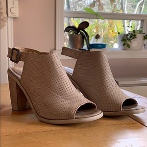 Virtually new textured peep toe heel.